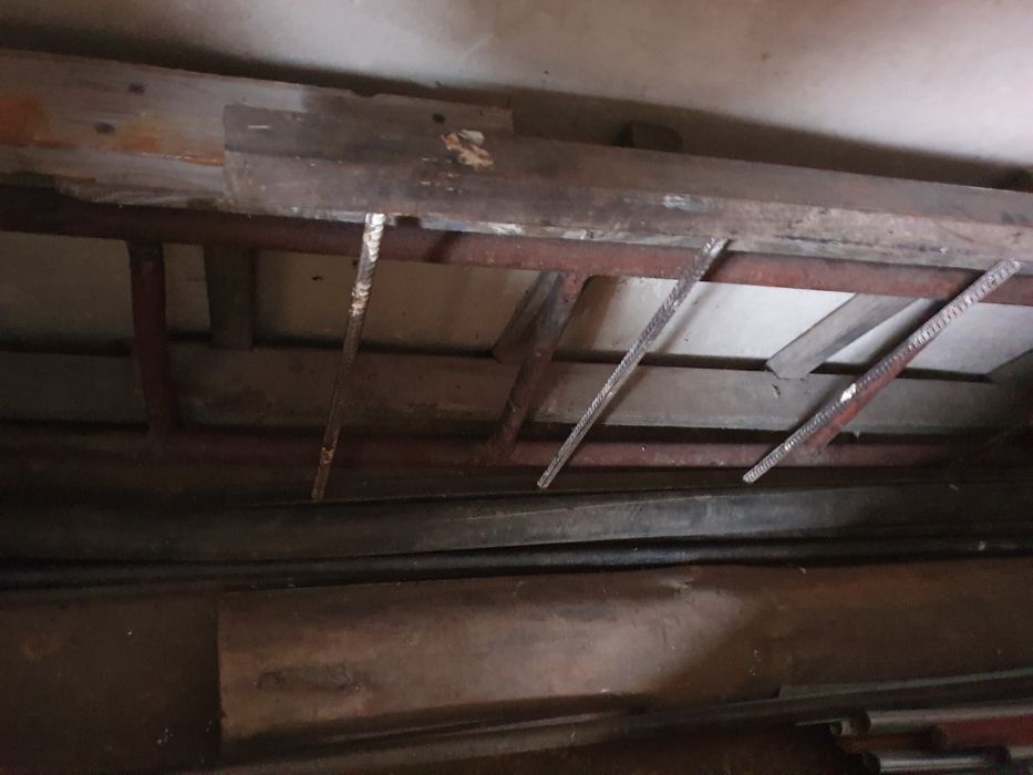 Куски труб пластины чугунных разной длины и диаметра