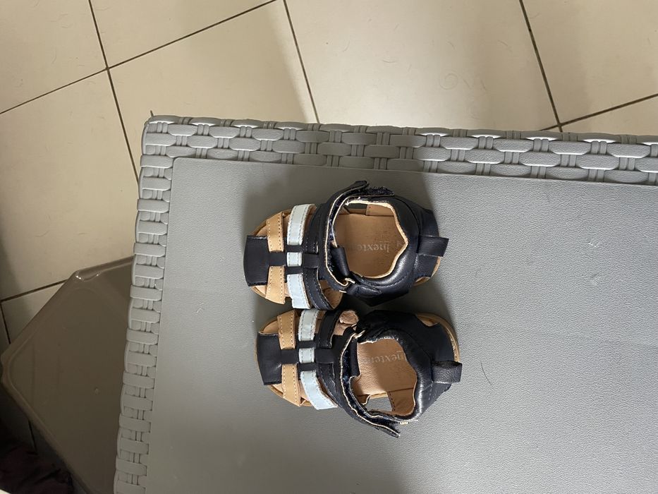 Varios sapatos de bebé