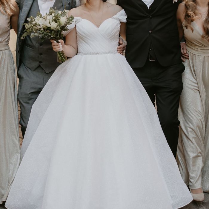 Весільна сукня пишна , біла , блискуча