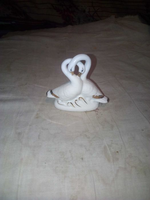 Продам красивую фарфоровую статуэтку"лебединная любовь"