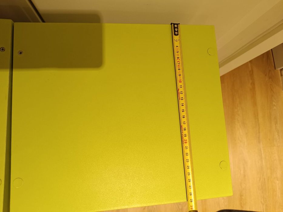 Conjunto de 2 estantes em madeira maciça lacadas em tom verde. Bom est