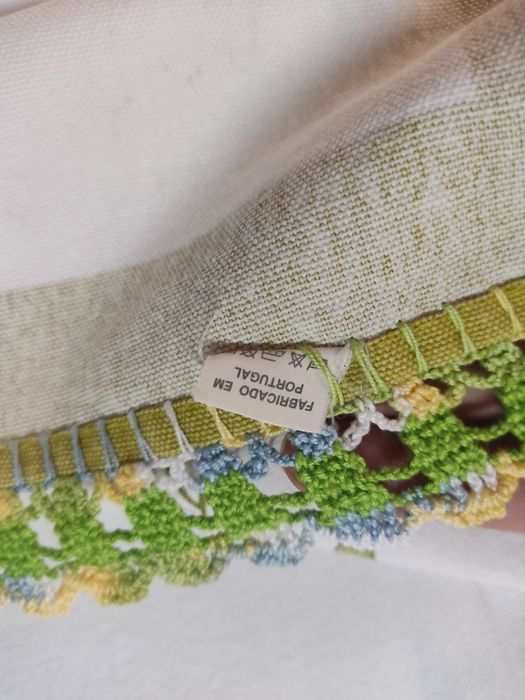 Toalha de mesa bordada á mão