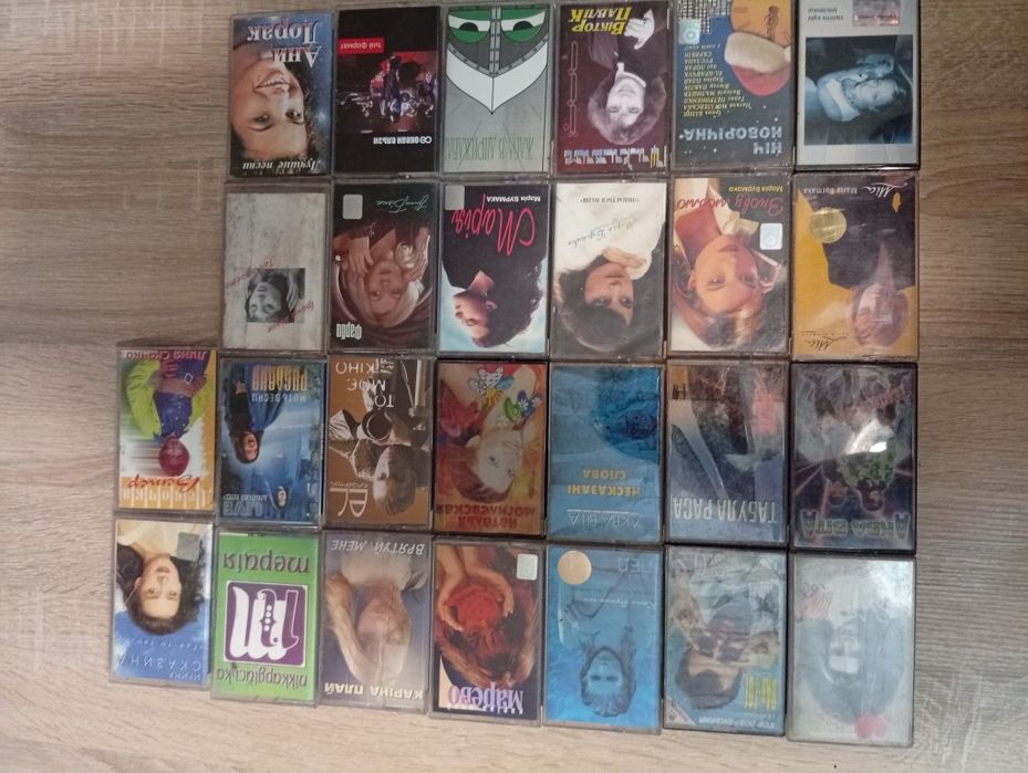 Аудіо касети,  в різному стані.