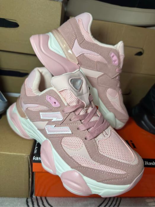 Жіночі кросівки весна