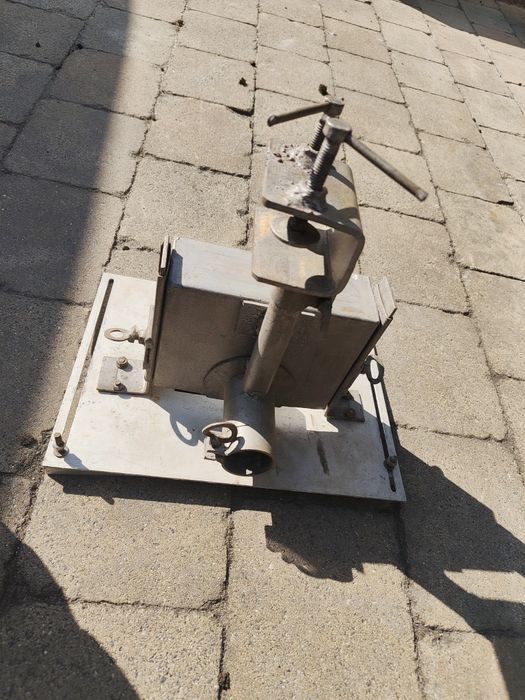 Solidny stojak / Przyrząd warsztatowy DIY – prowadnica, docisk, stal