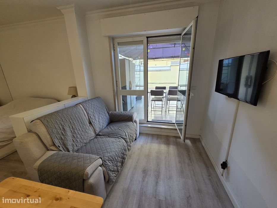 Apartamento T0, com Terraço e mobilado