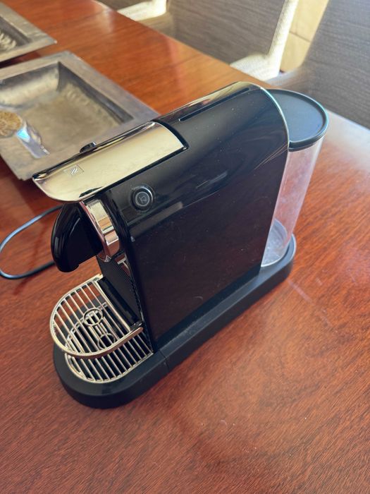 Máquina de café Nespresso preta