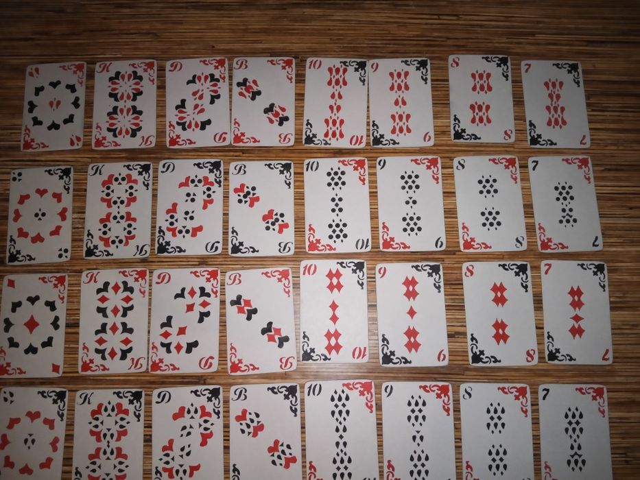 Карты, стос, пулемет.