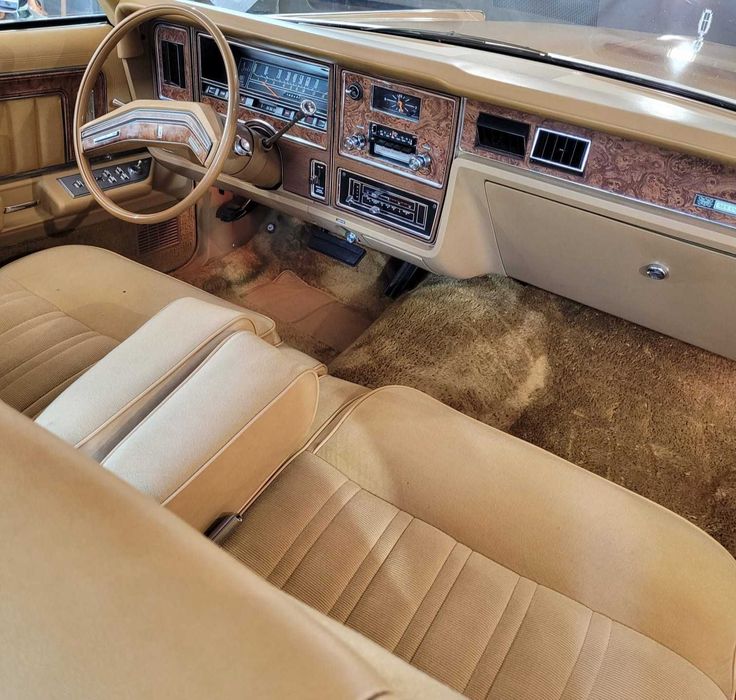 Piękny klasyczny samochód do ślubu