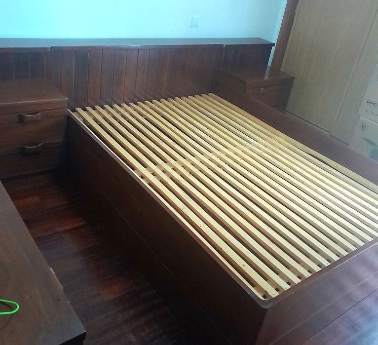 Cama casal com cabeceira estrado e mesas de cabeceiras