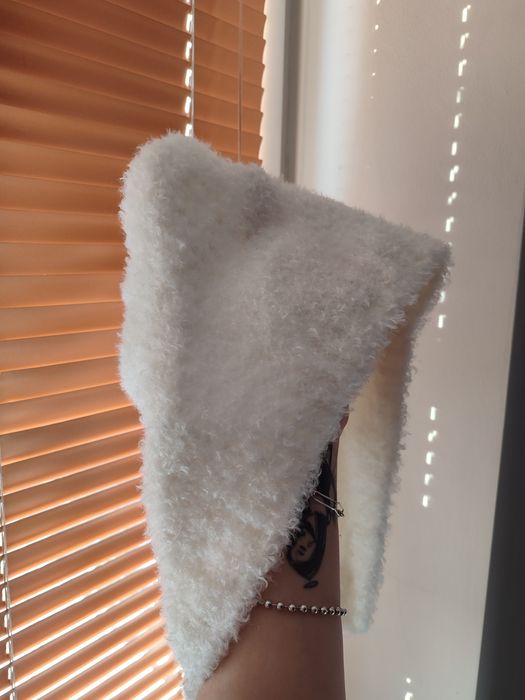 Шапка з вушками біла плюшева на шнурочках капелюх шапка зимова жіноча