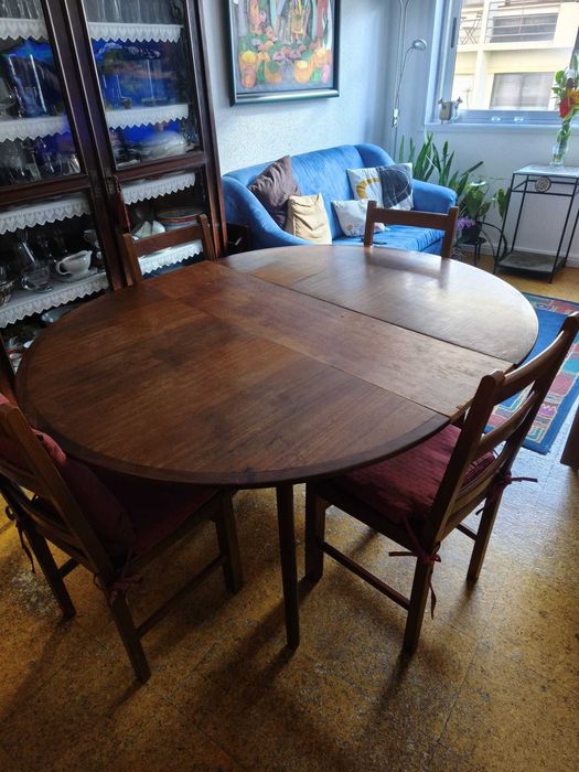 Mesa de jantar redonda com 4 cadeiras
