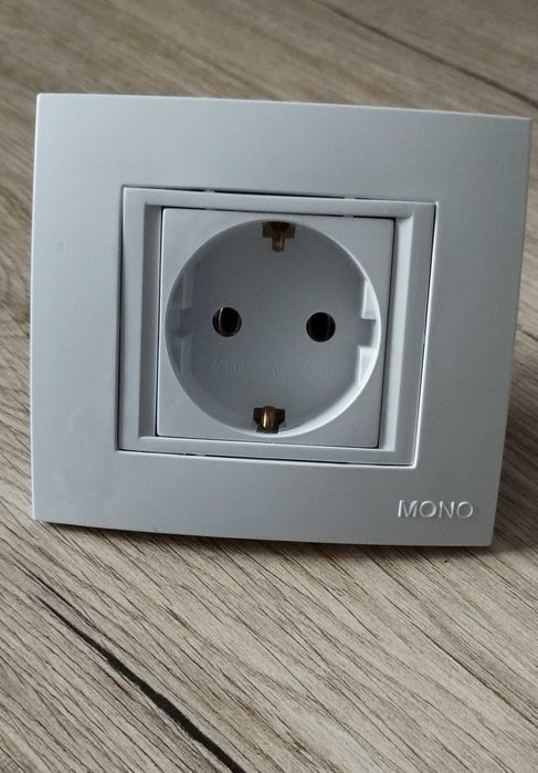 Нова розетка із заземленням Mono (біла)