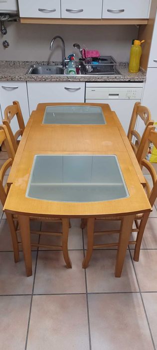 Mesa de cozinha de madeira e vidro com 4 cadeiras