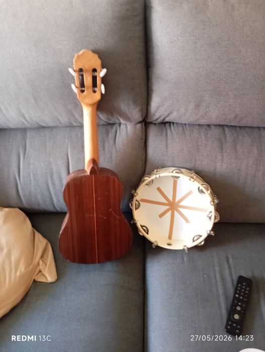 Vendo cavaquinho brasileiro,+um Tantan,+um pandeiro só 250€