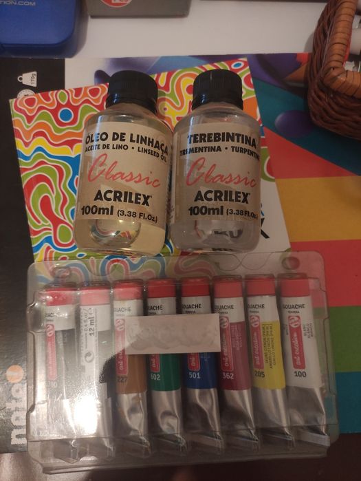 Kit artístico com vários materiais e cavalete ajustável