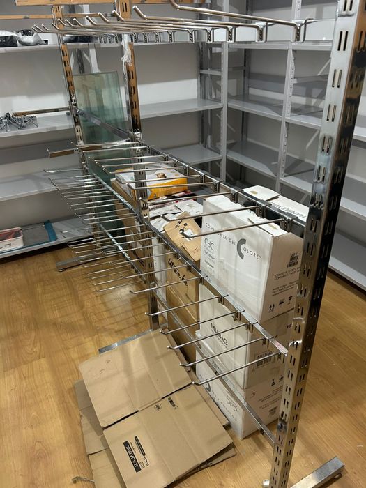 Montagem de prateleiras de loja