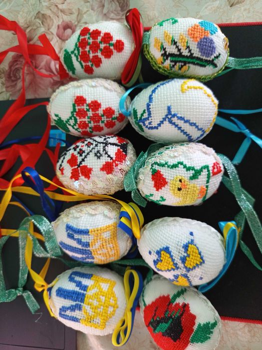 Писанки на стрічках в українському стилі