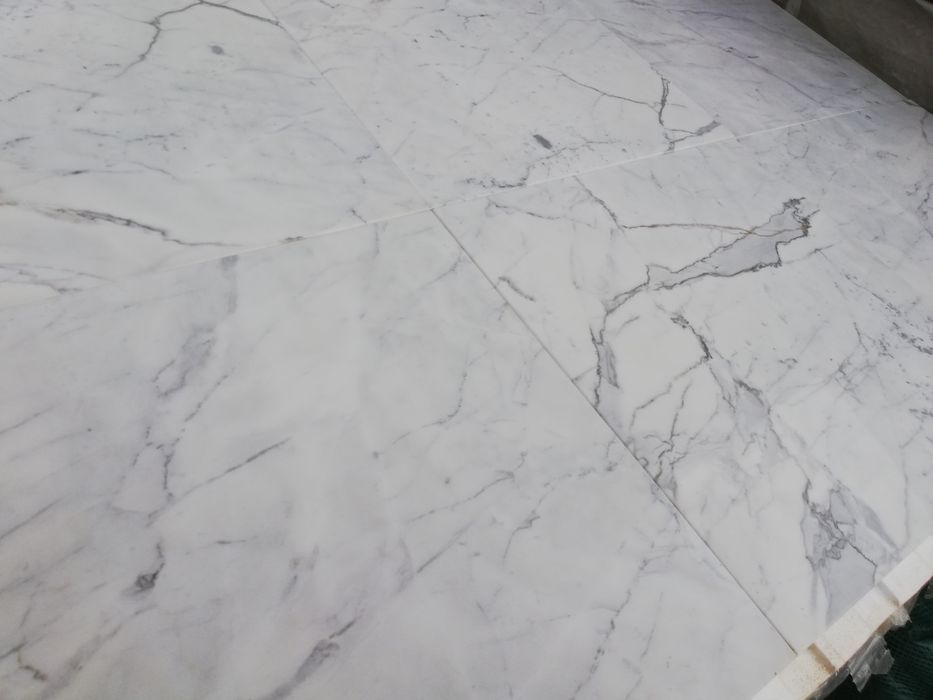 Marmur Bianco di Carrara Statuarietto 45.7x45.7x1 Prawdziwy marmur