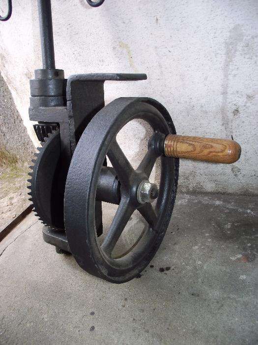 Batedeira industrial antiga a manivela