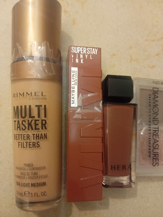 Zestaw kosmetyków widoczny na zdjęciach