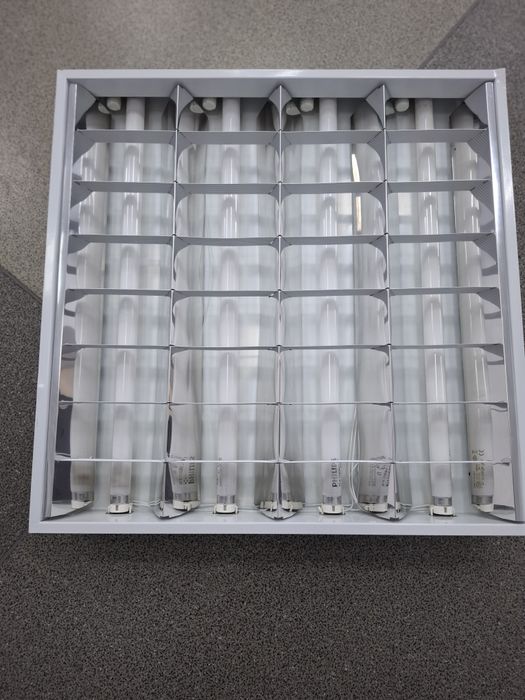 Продам растрові світильники .