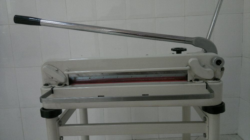 Guilhotina Corte Manual 43cm de largura, altura de papel 4cm