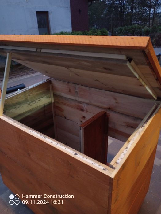 Buda dla psa ocieplana solidna duża