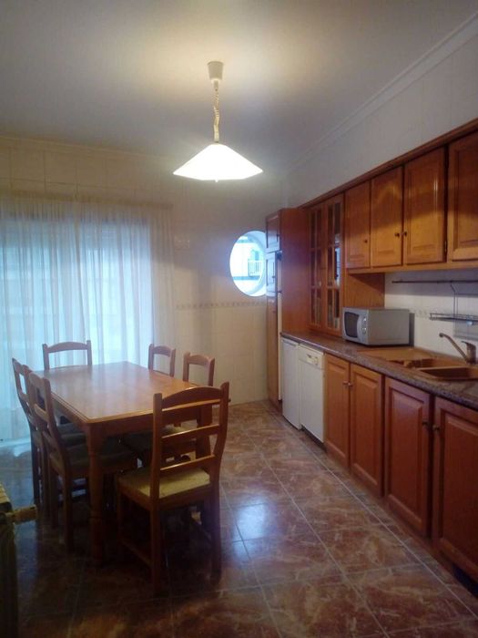 Quarto com casa de banho privativa para rapariga estudante – Marques de Pombal