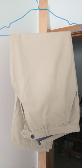 Camisas e calças bege