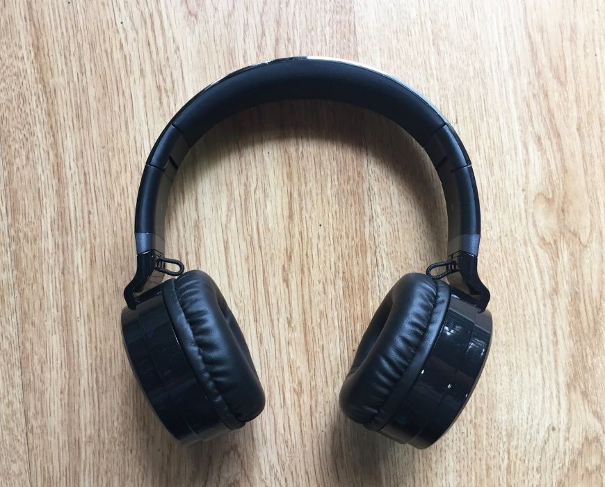 Foldable headphones with built-in microphone64740411911939124