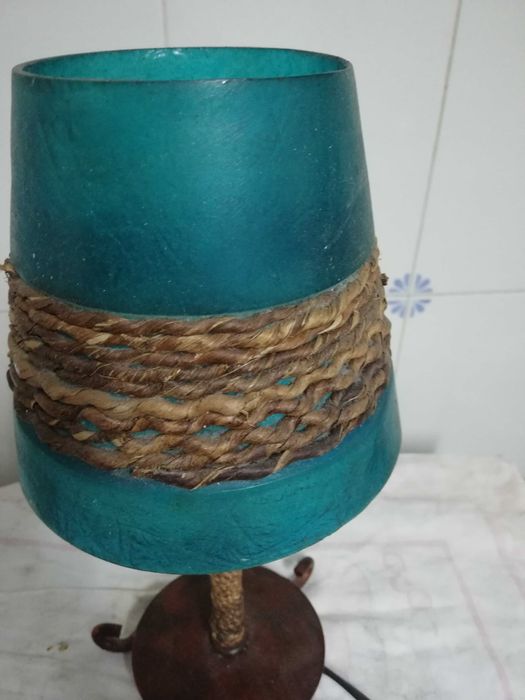 Candeeiro bonito pedras vulcânicas.