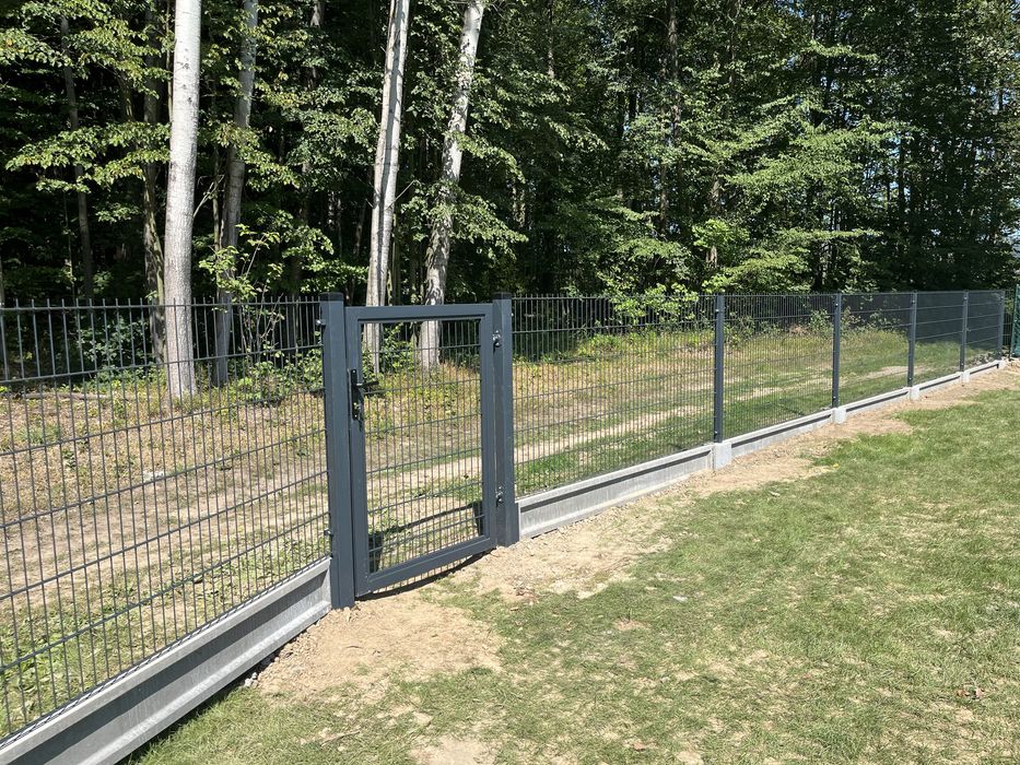 Montaż ogrodzeń/ogrodzenia (siatka, panel, drewniane)