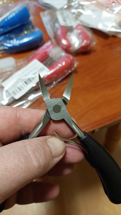 Большие кусачки для ногтей.