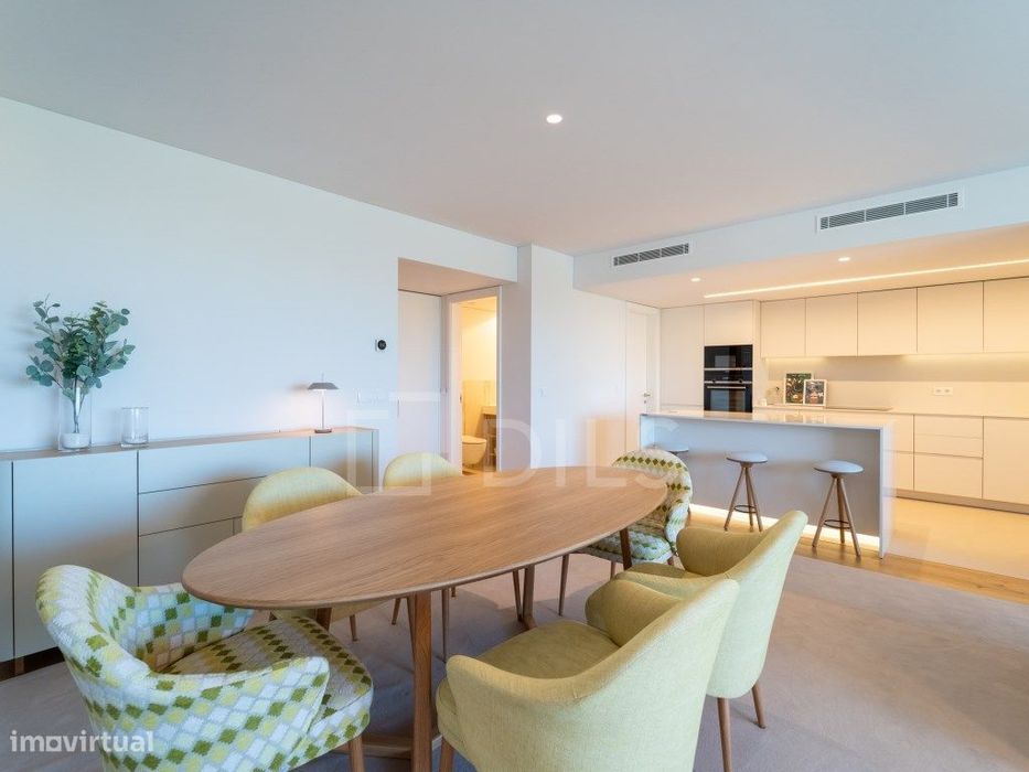 Apartamento T5 com varanda em Vila Nova de Gaia
