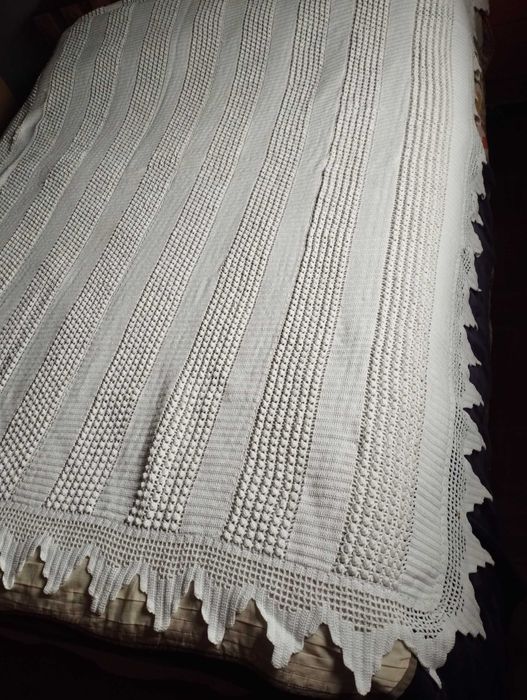 Colcha feita à mão em croché, com um design delicado e textura única