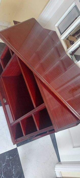 Móvel de TV com rodas e tampo rotativo