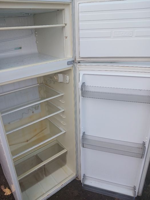 Продам двухкамерный холодильник..