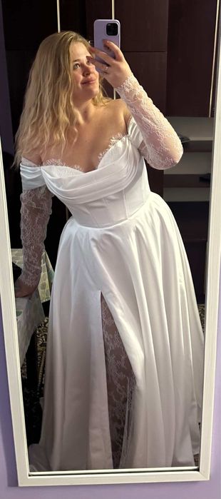 Весільна сукня атласна з мереживом