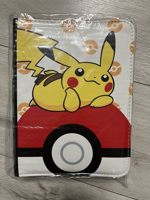 Album skorzany plus kolekcja kart Pokemon.