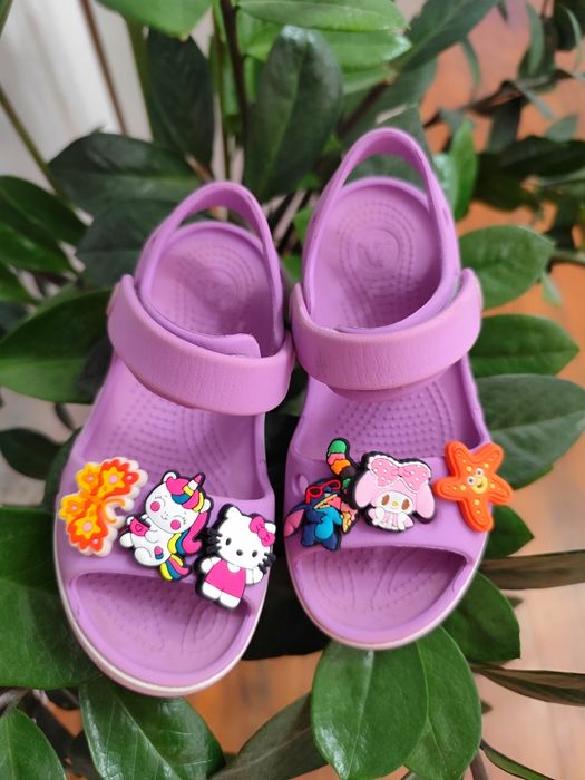Crocs C10 27 26 sandały gumowe do wody plaża basen przypinki