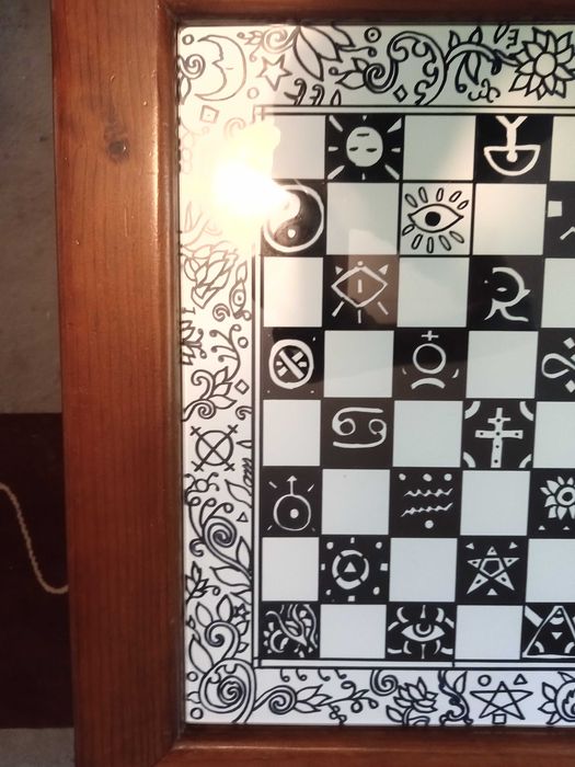 Mesa tabuleiro de xadrez místico  desenhado a mão