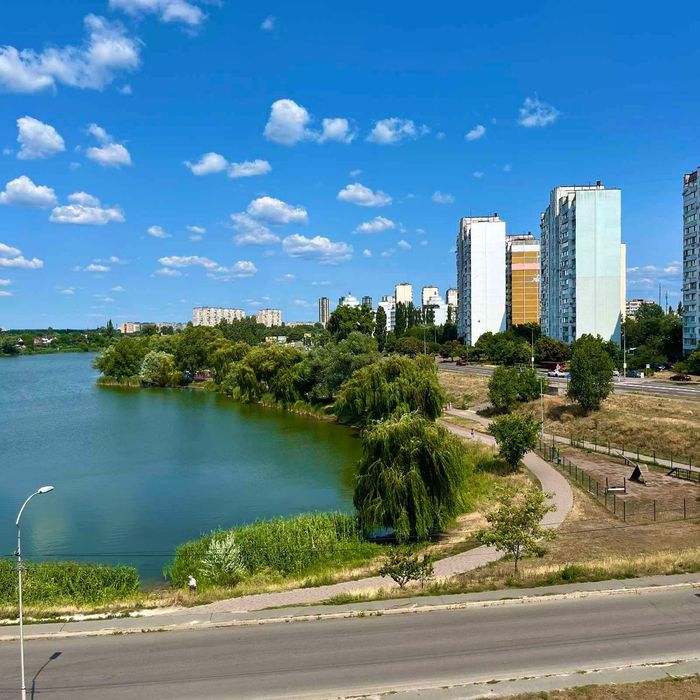 Продаж автономної будівлі 1500 м² на березі озера