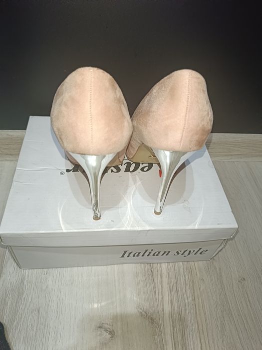 Sprzedam buty na srebrnej szpilce