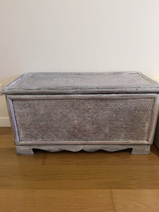 Quarto completo: cómoda, 2 mesas cabeceira e arca. Estilo rústico