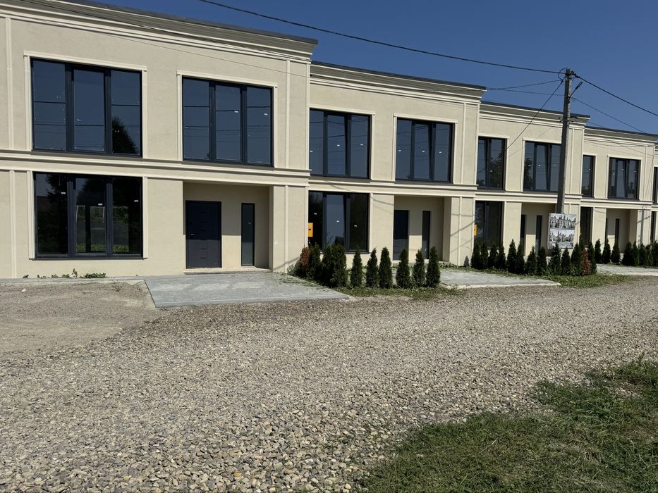 Котедж з власним подвір’ям та заїздом