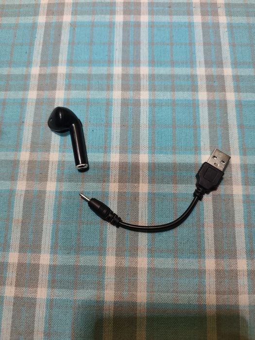 Bluetooth навушник.