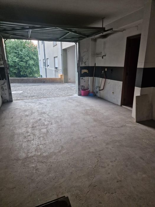 Garagem à venda em Viseu – Entrada direta pela rua