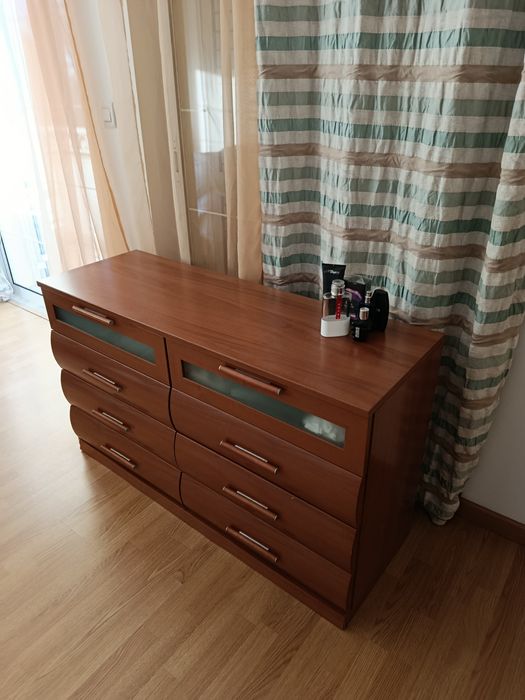 Cómoda de 4 gavetas design moderno