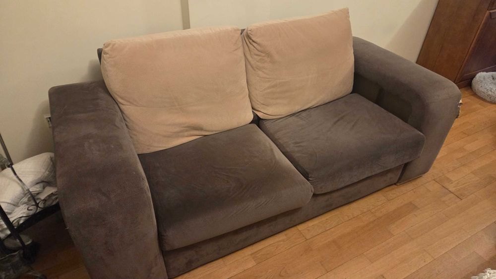 Vendo sofá usado, com 1,90 x 0,90m. Possui dois pequenos bancos integrados. Juntamente vai também um puff, com 0,65x0,90m